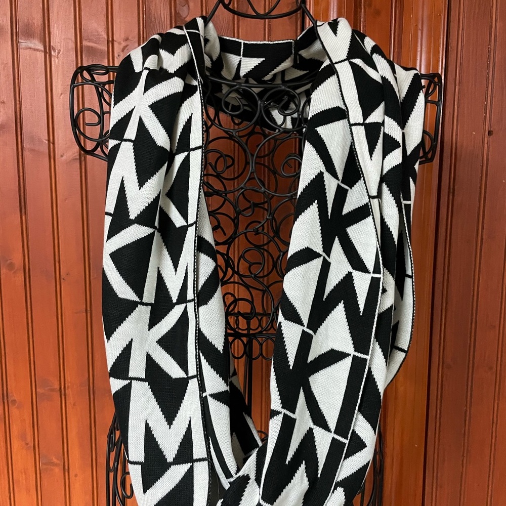 MK infinity scarf black & white